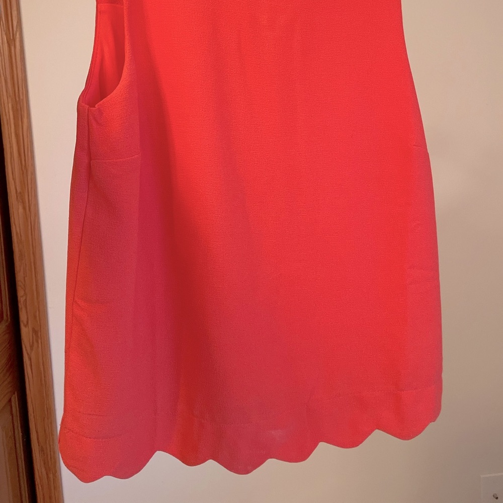 scallop bottom sleeveless top, like new